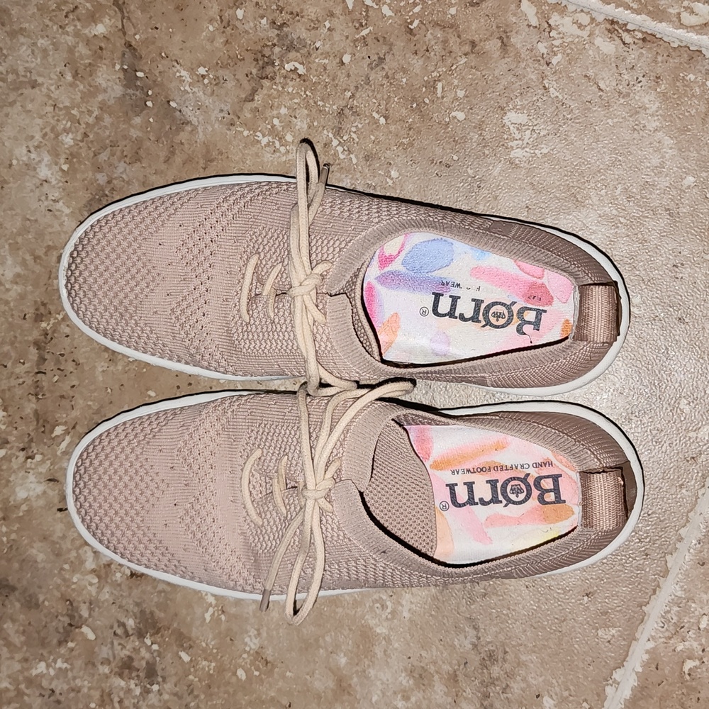 Tennis shoes